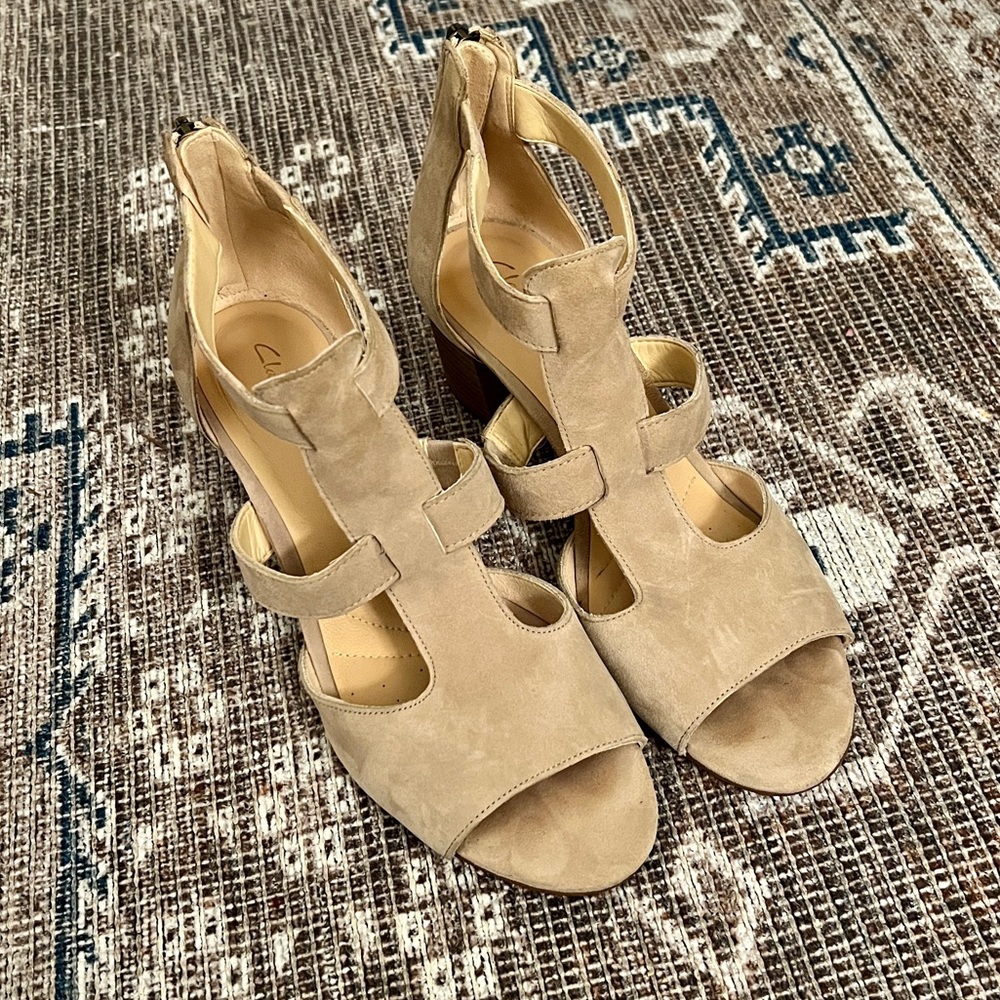 Clark’s Deloria Fae Diam Sable Suede Heeled Sandal